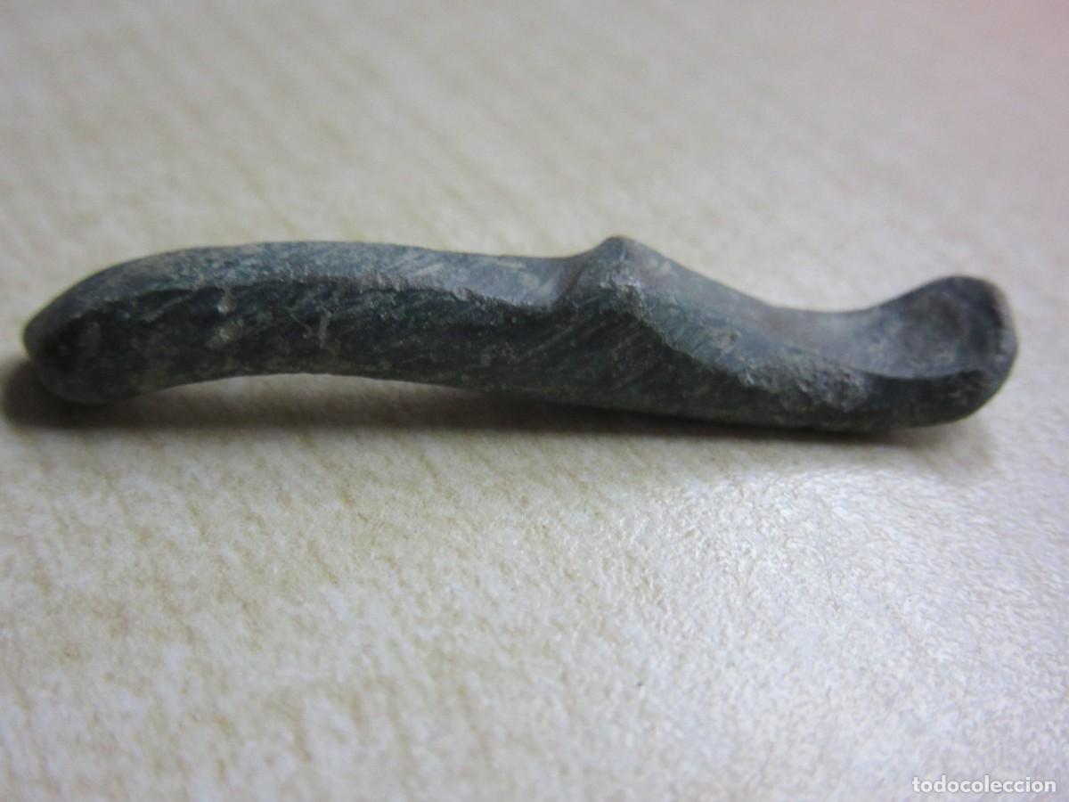 Antiguidades: Terminal de asa de cacillo de bronce con cabeza de pato &Eacute;poca romana longitud 3,8 cm