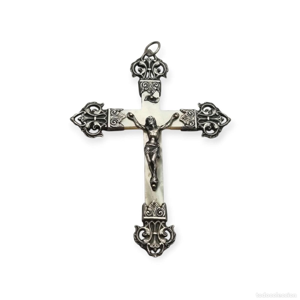 Antig&uuml;edades: Cruz cat&oacute;lica francesa antigua en plata y n&aacute;car con Cristo y remates calados, circa 1900&ndash;1930