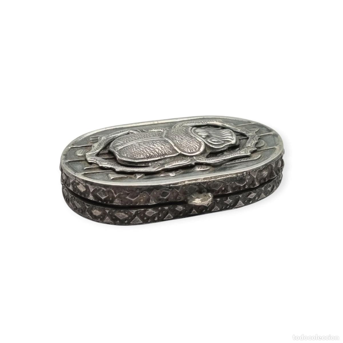 Antig&uuml;edades: Caja egipcia de plata con escarabajo, decoraci&oacute;n Egyptian Revival y motivos jerogl&iacute;ficos, siglo XX,