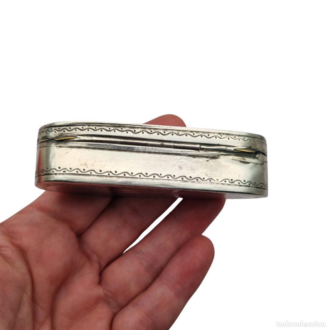 Antig&uuml;edades: Caja tabaquera antigua de plata testada grabada, monograma J.H., estilo neocl&aacute;sico, segunda mitad si