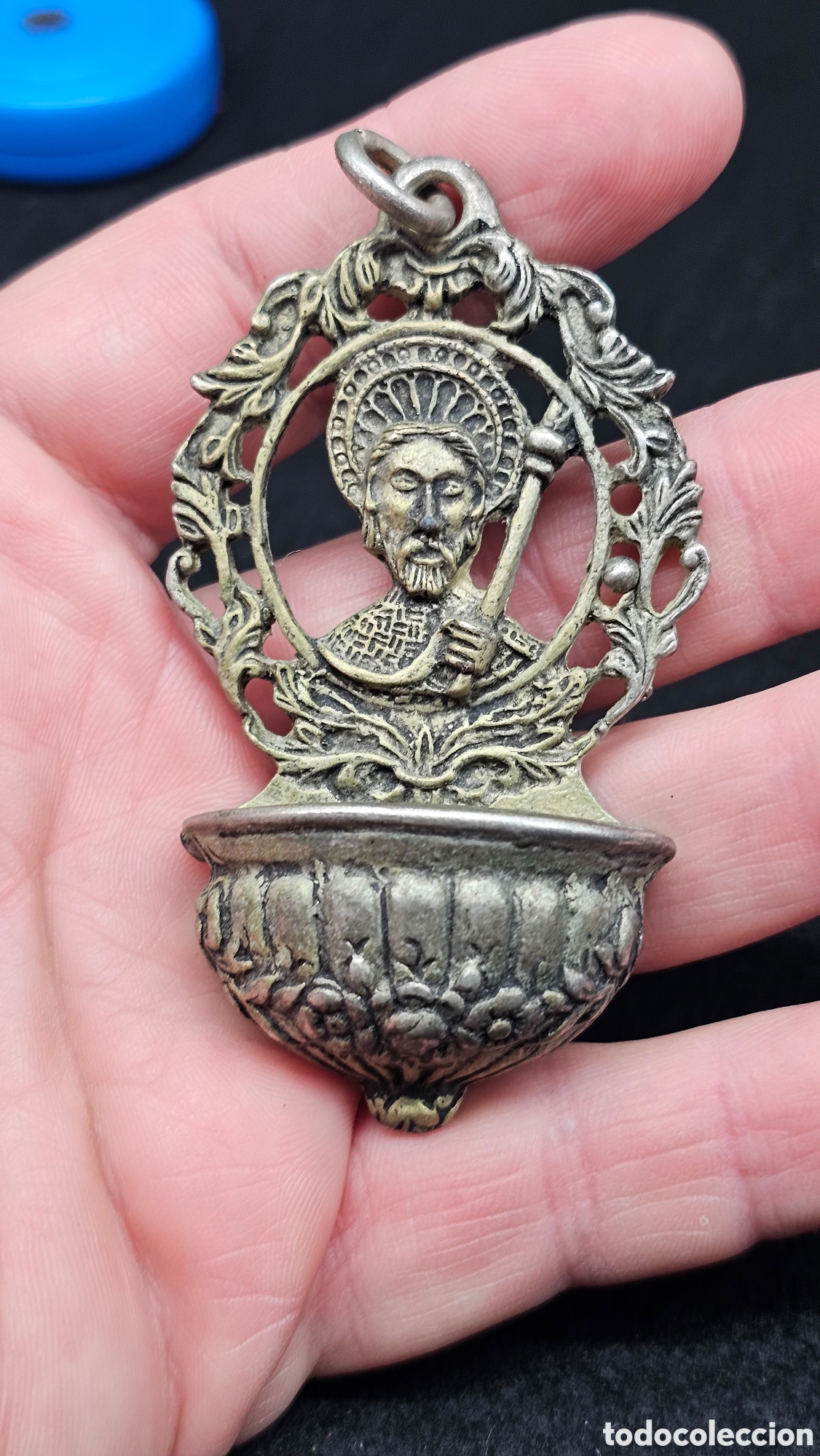 Antig&uuml;edades: benditera de metal plateado antigua del Ap&oacute;stol Santiago