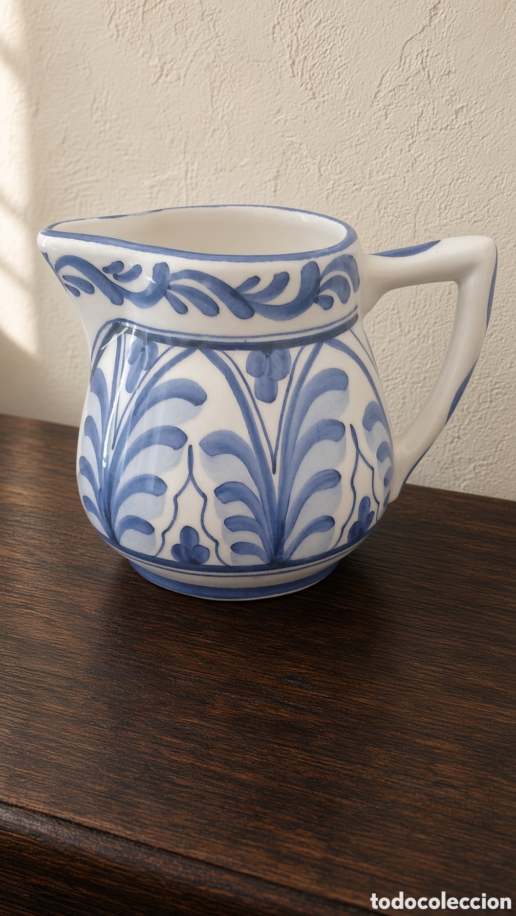 Antig&uuml;edades: Preciosa jarrita de cer&aacute;mica con un dise&ntilde;o cl&aacute;sico en azul y blanco