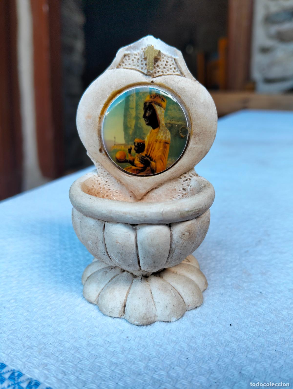Antiques: Mini benditera vintage color blanco con la Virgen Mar&iacute;a Verge de Montserrat moreneta decorativa