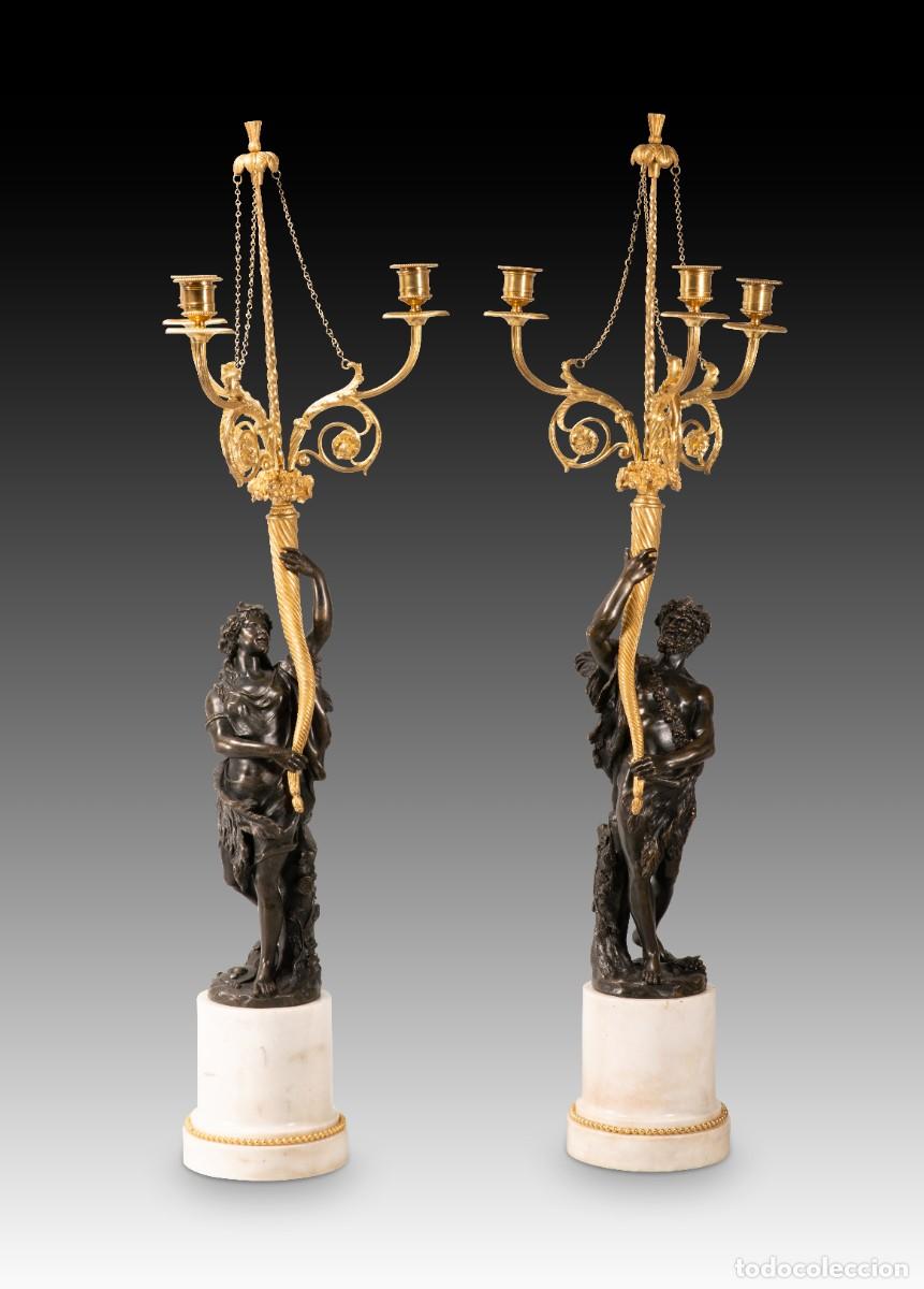 Antiquit&auml;ten: Pareja de candelabros. M&aacute;rmol, bronce dorado y patinado. Siguiendo a Clodion, s XIX.