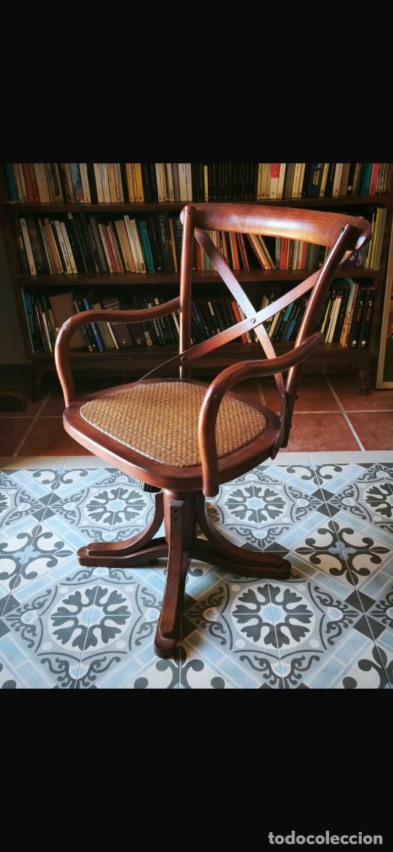 Antig&uuml;edades: Silla para despacho cl&aacute;sica de madera y rat&aacute;n