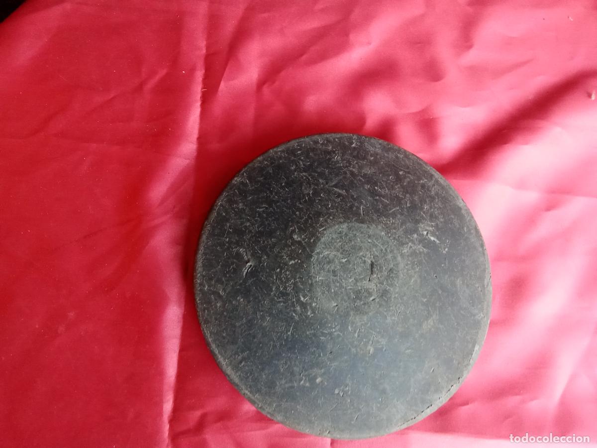 Antig&uuml;edades: Antiguo disco de lanzador atletismo de caucho. Caja Ferralla