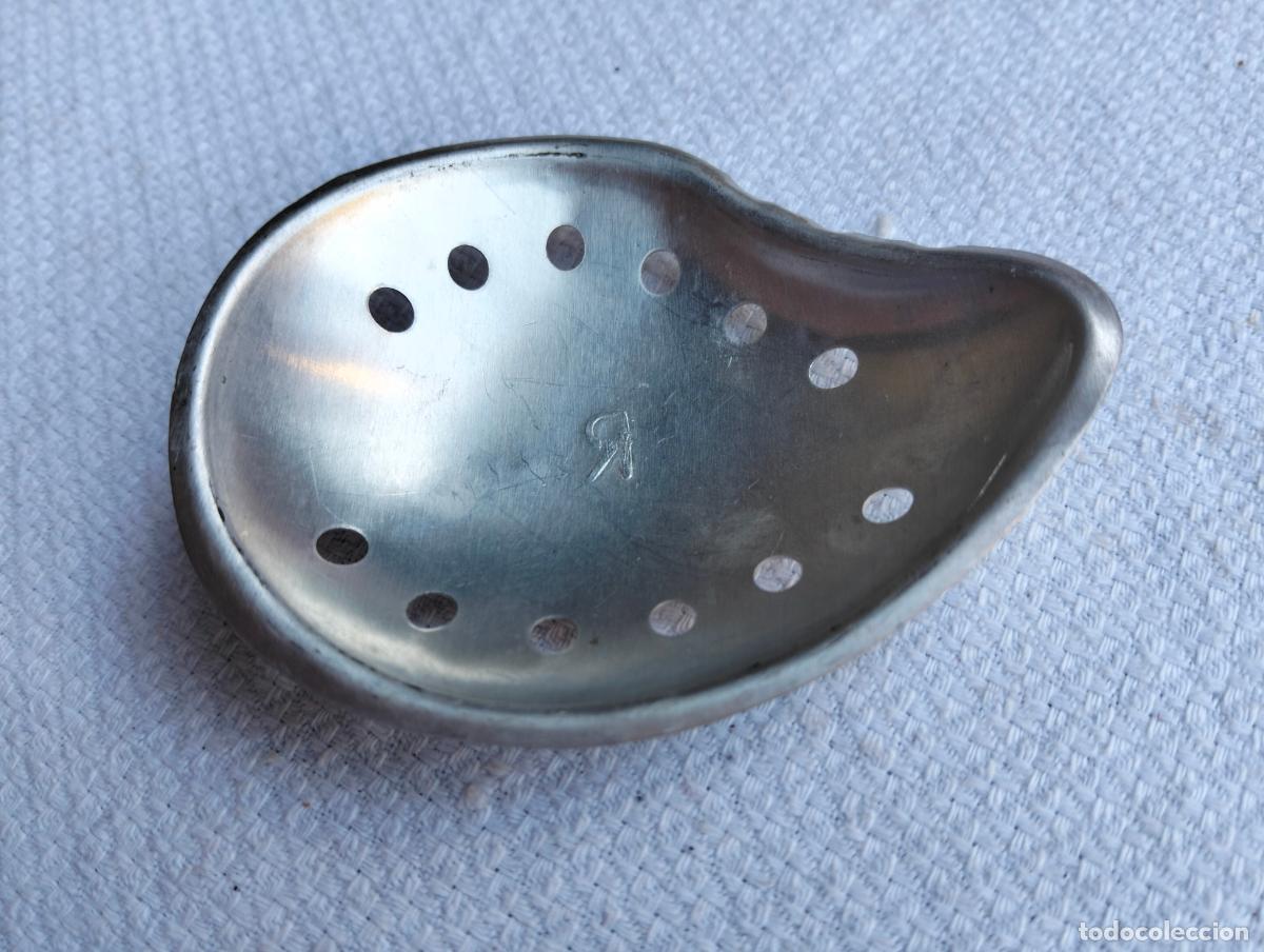 Antiguidades: Antiguo parche protector ocular de metal color plateado aluminio o similar con agujeros inicial R