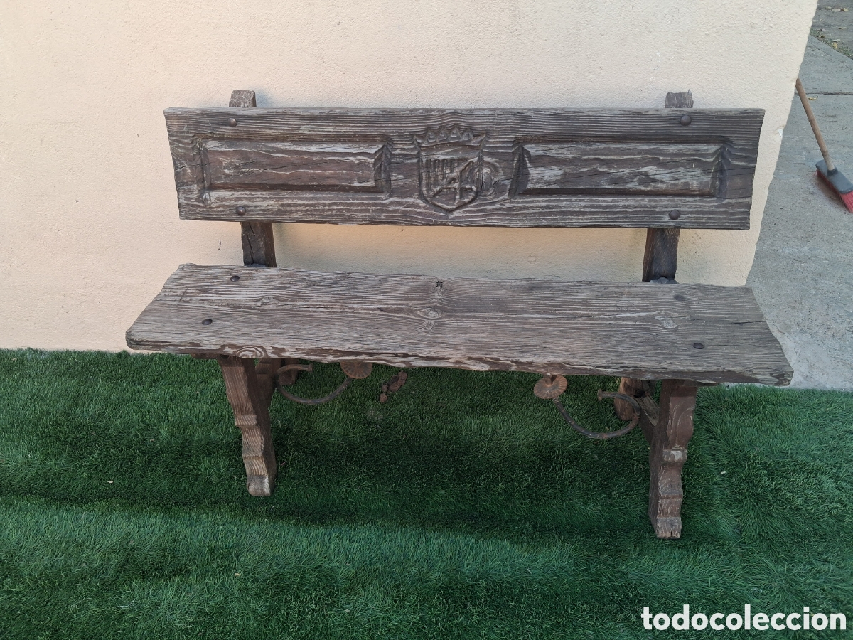 Antig&uuml;edades: BANCO DE MADERA CON ESCUDO TALLADO