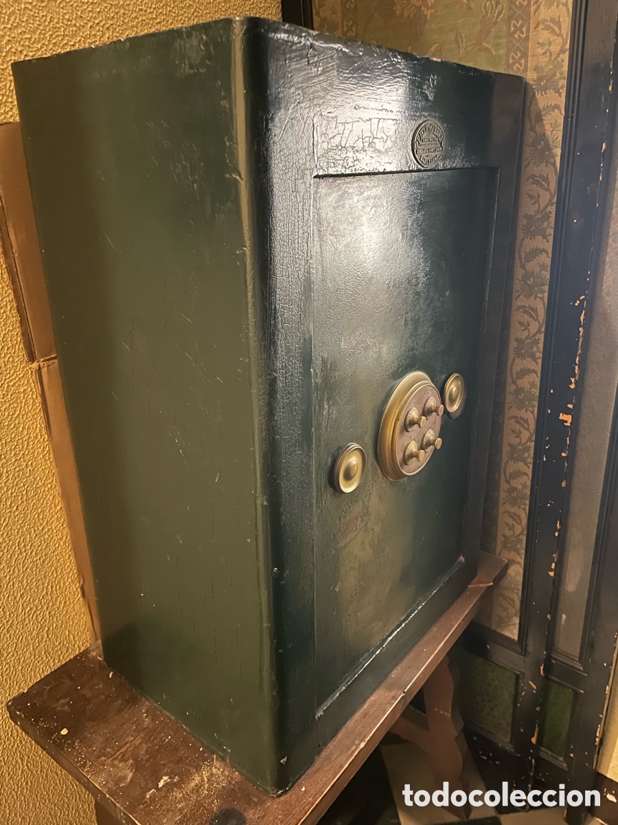 Antig&uuml;edades: Caja fuerte S. XIX con llaves