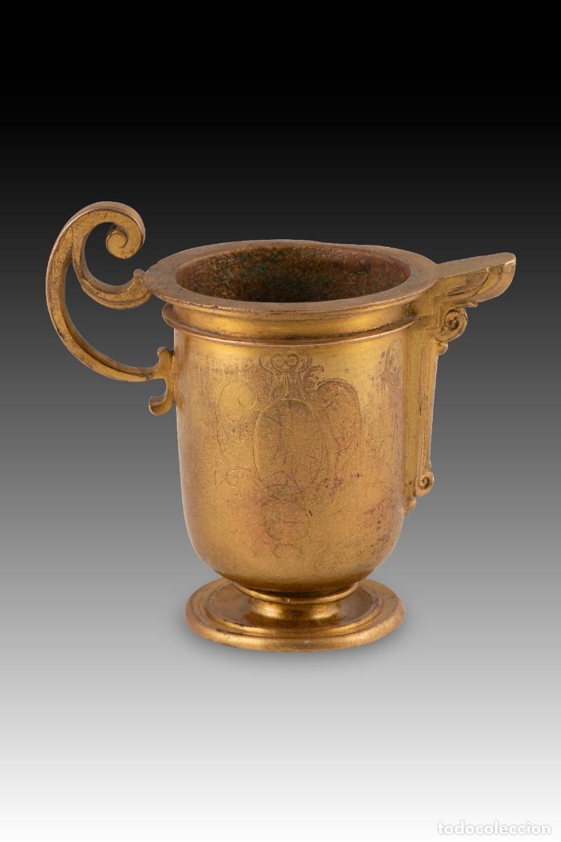 Antig&uuml;edades: Vinajera de tipo jarra de pico. Bronce sobredorado. Escuela espa&ntilde;ola, siglo XVII.
