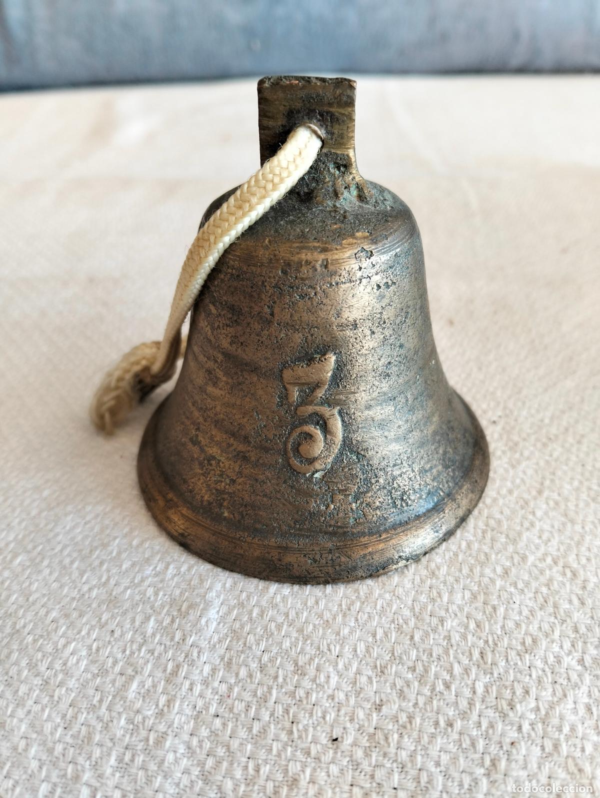 Antig&uuml;edades: Antigua peque&ntilde;a campana de bronce labrado con numero 3 de finales S.XIX