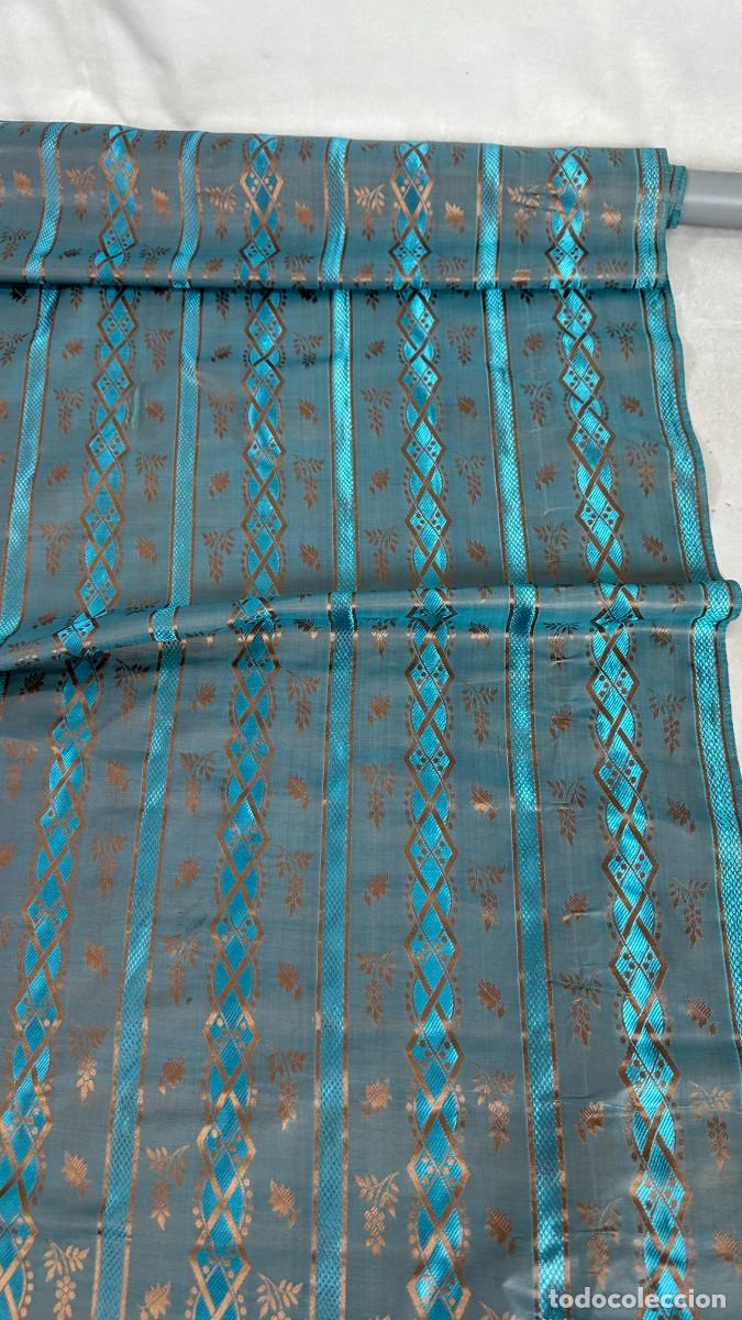 Antig&uuml;edades: Tejido de seda azul. 3m.