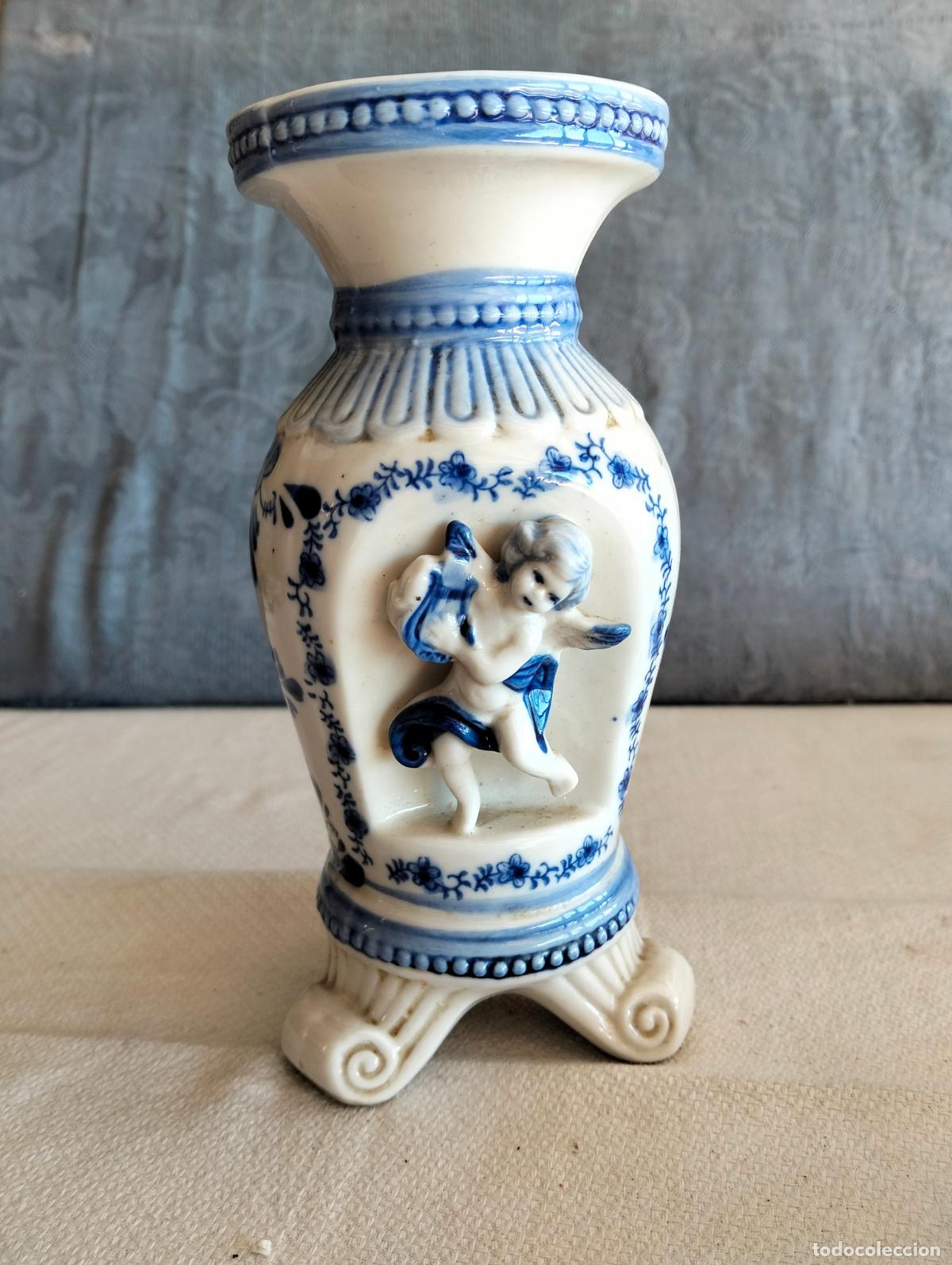 Antiquit&auml;ten: Jarr&oacute;n florero antiguo de porcelana blanca con &aacute;ngel y flores pintadas en azul de los a&ntilde;os 60-70