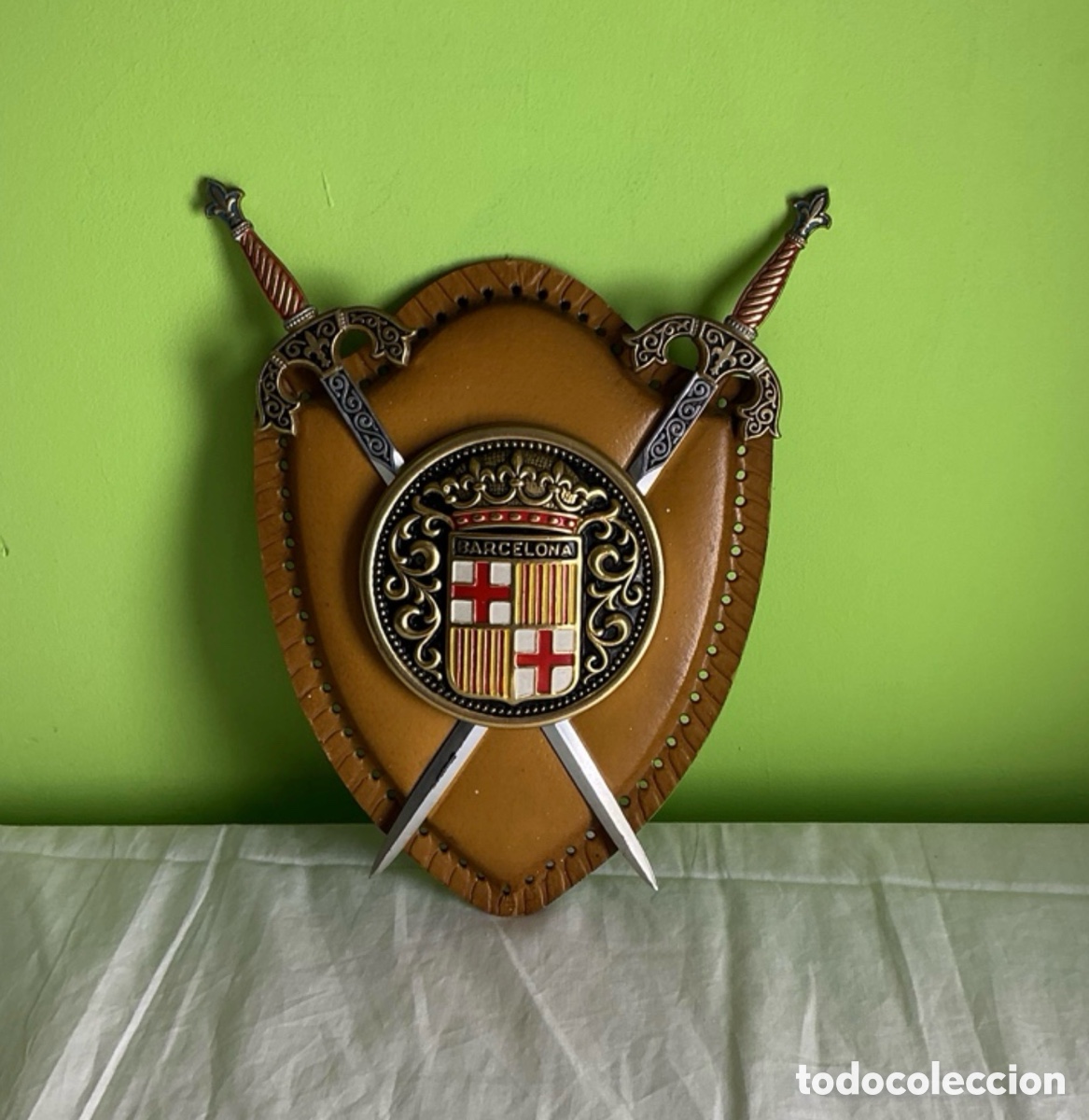 Antig&uuml;edades: Escudo de Barcelona con Espadas Cruzadas &ndash; Pieza Decorativa Met&aacute;lica de Colecci&oacute;n