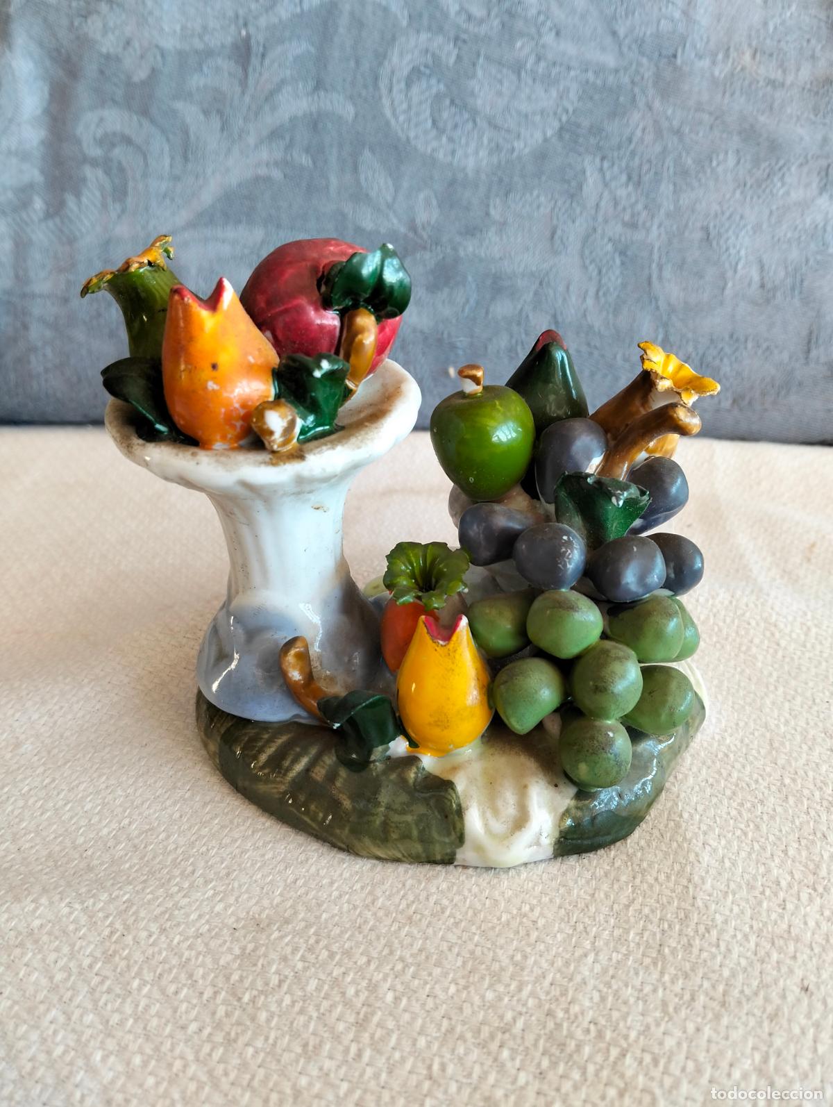 Antiguidades: Figura de frutas y flores tropicales en frutera de porcelana blanca de Manises o similar a&ntilde;os 60-70