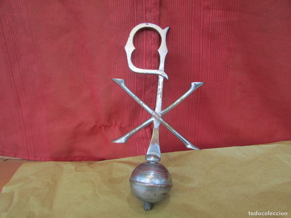 Antig&uuml;edades: EMBLEMA, PUNTA roscada ESTANDARTE DE PROCESI&Oacute;N. Nombre de Cristo. ANTIGUO. METAL BLANCO