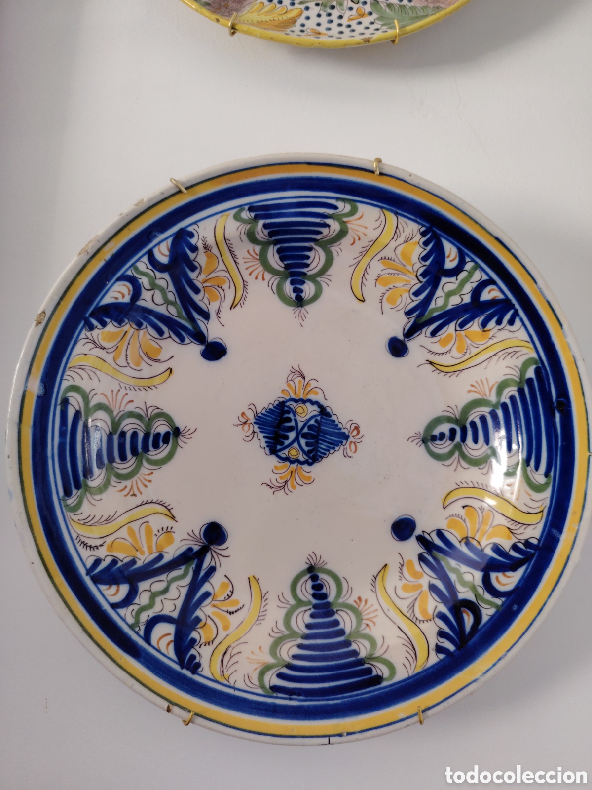 Antig&uuml;edades: Bonito plato de cer&aacute;mica de Manises. Firmado.