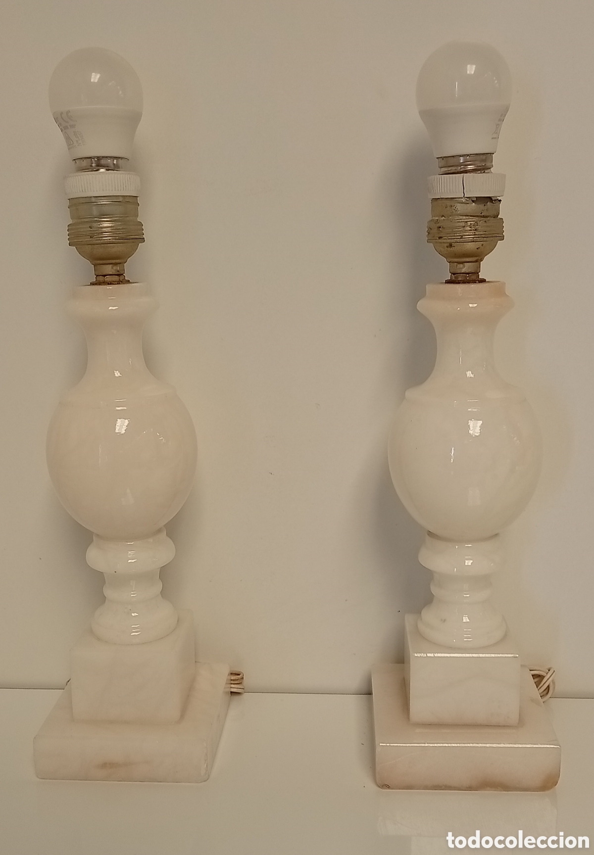 Antig&uuml;edades: JUEGO 2 LAMPARAS DE MESA DE ALABASTRO BLANCO