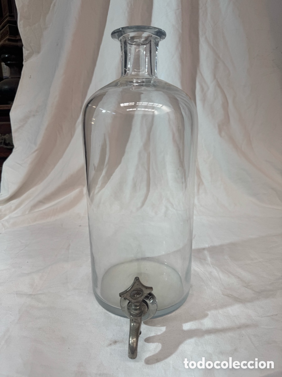Antig&uuml;edades: Botella de cristal de colmado con grifo