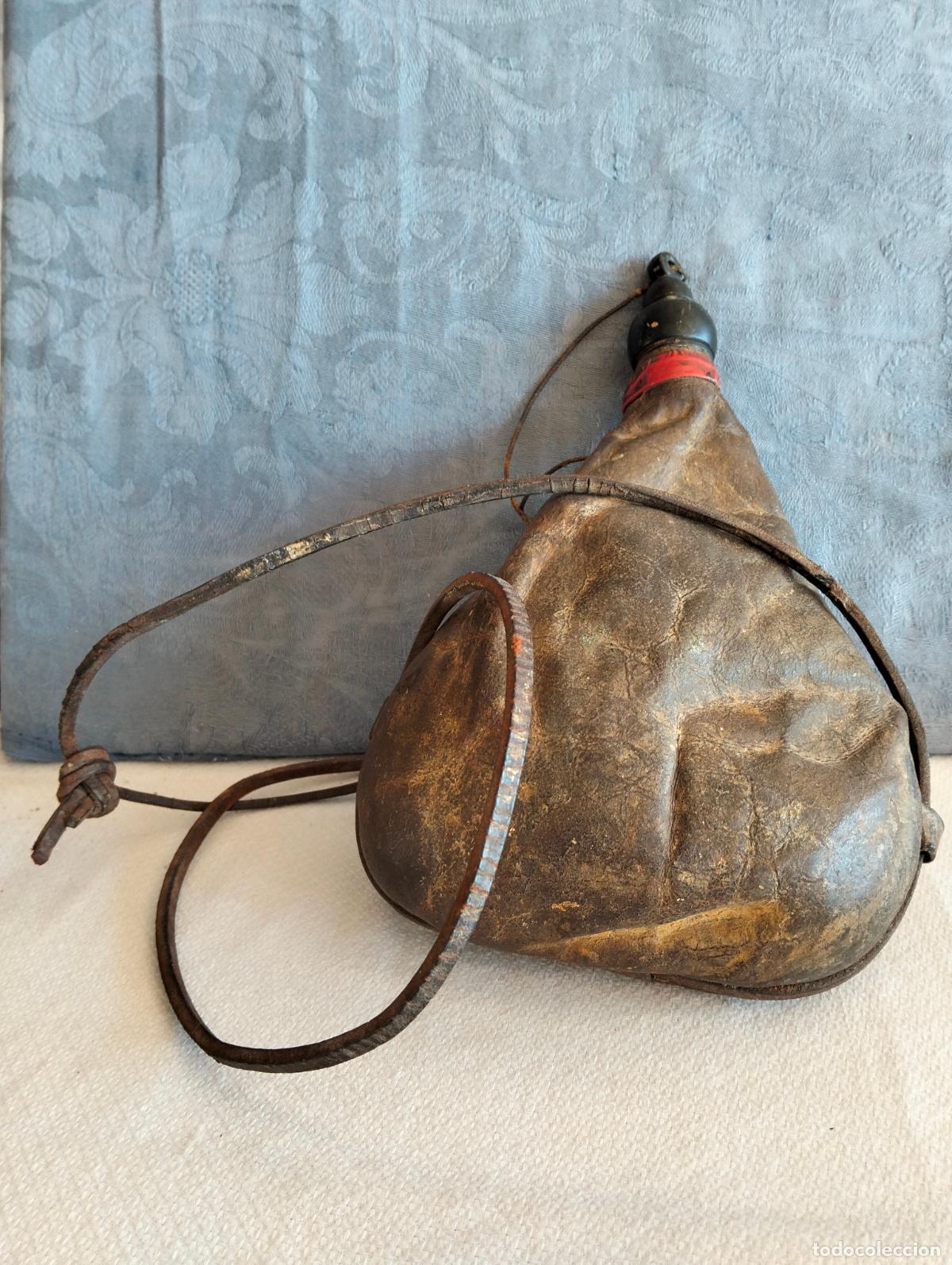 Antiguidades: Bota cantimplora de cuero para vino de los a&ntilde;os 40-50 pitorro de pl&aacute;stico o baquelita con asa