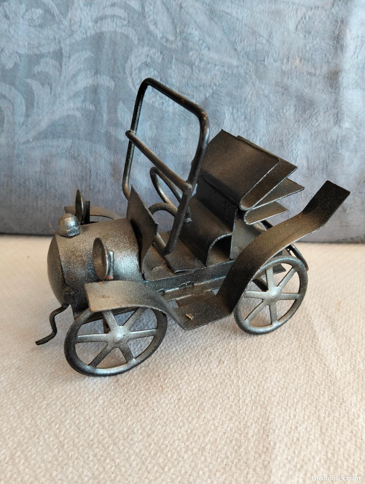 Oggetti Antichi: Figura de coche cl&aacute;sico antigua de hierro soldado de los a&ntilde;os 60-70 pintura metalizada