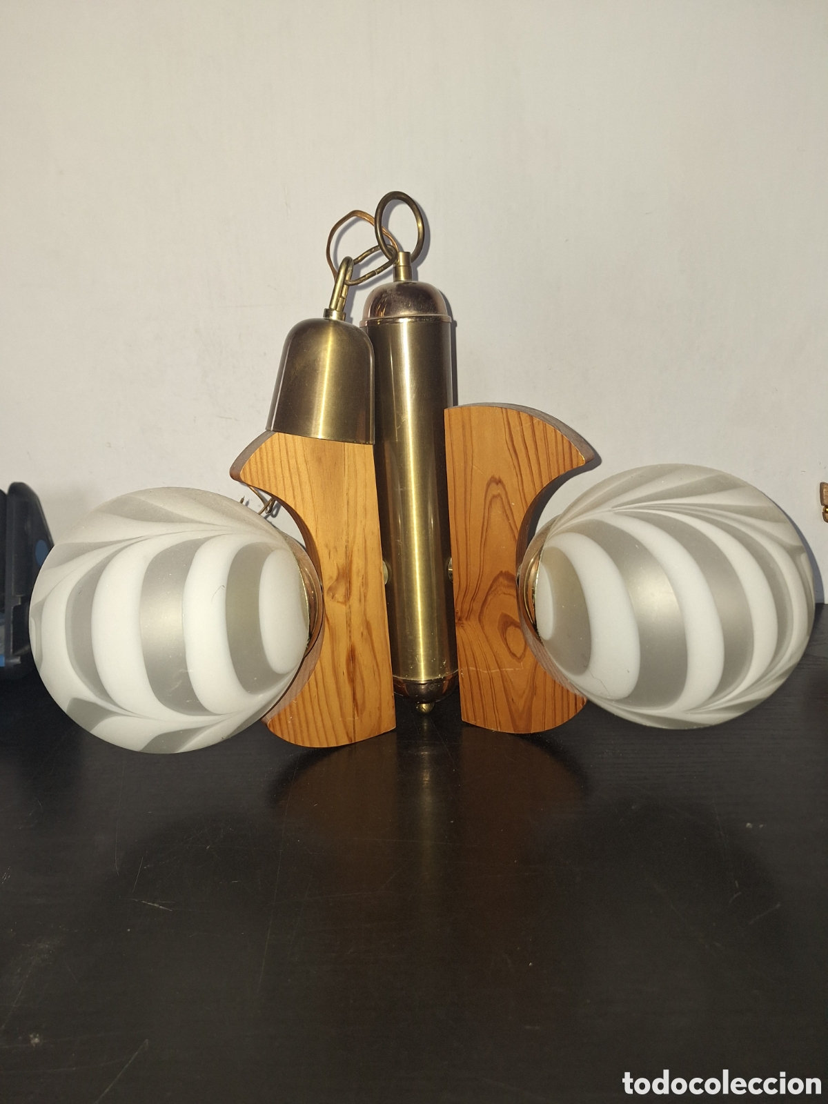 Antig&uuml;edades: Lampara de madera de bolas de cristal