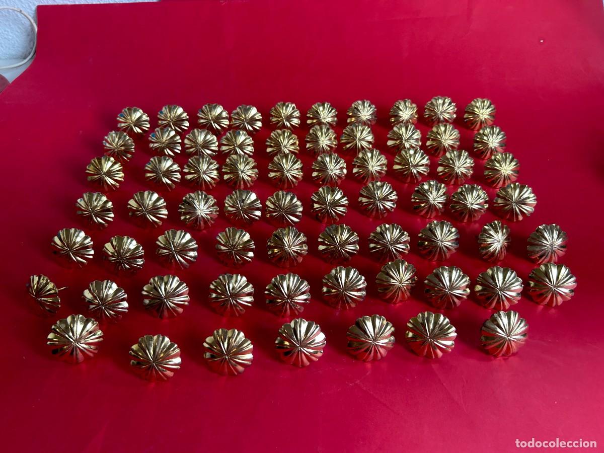 Antig&uuml;edades: CAJA DE 67 CHINCHETAS O TACHUELAS DORADAS PARA TAPICERIA