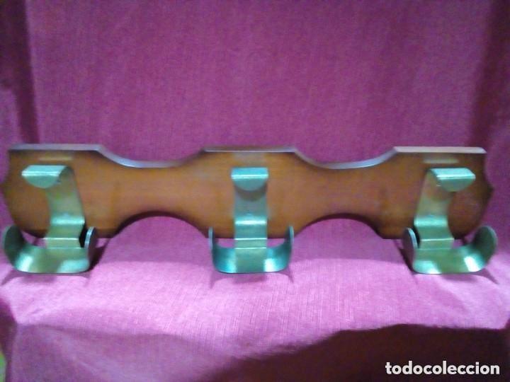 Antig&uuml;edades: perchero de madera y metal