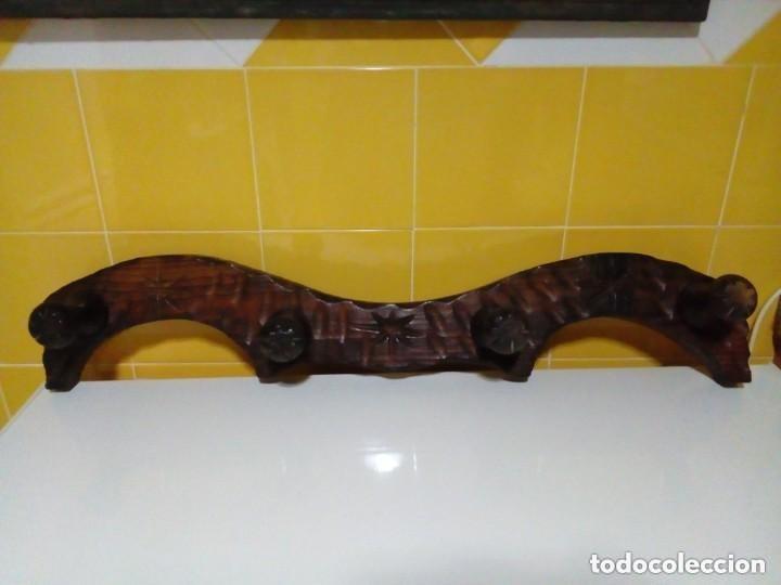 Antig&uuml;edades: PERCHERO RUSTICO EN FORMA DE YUGO DE MADERA MACIZA