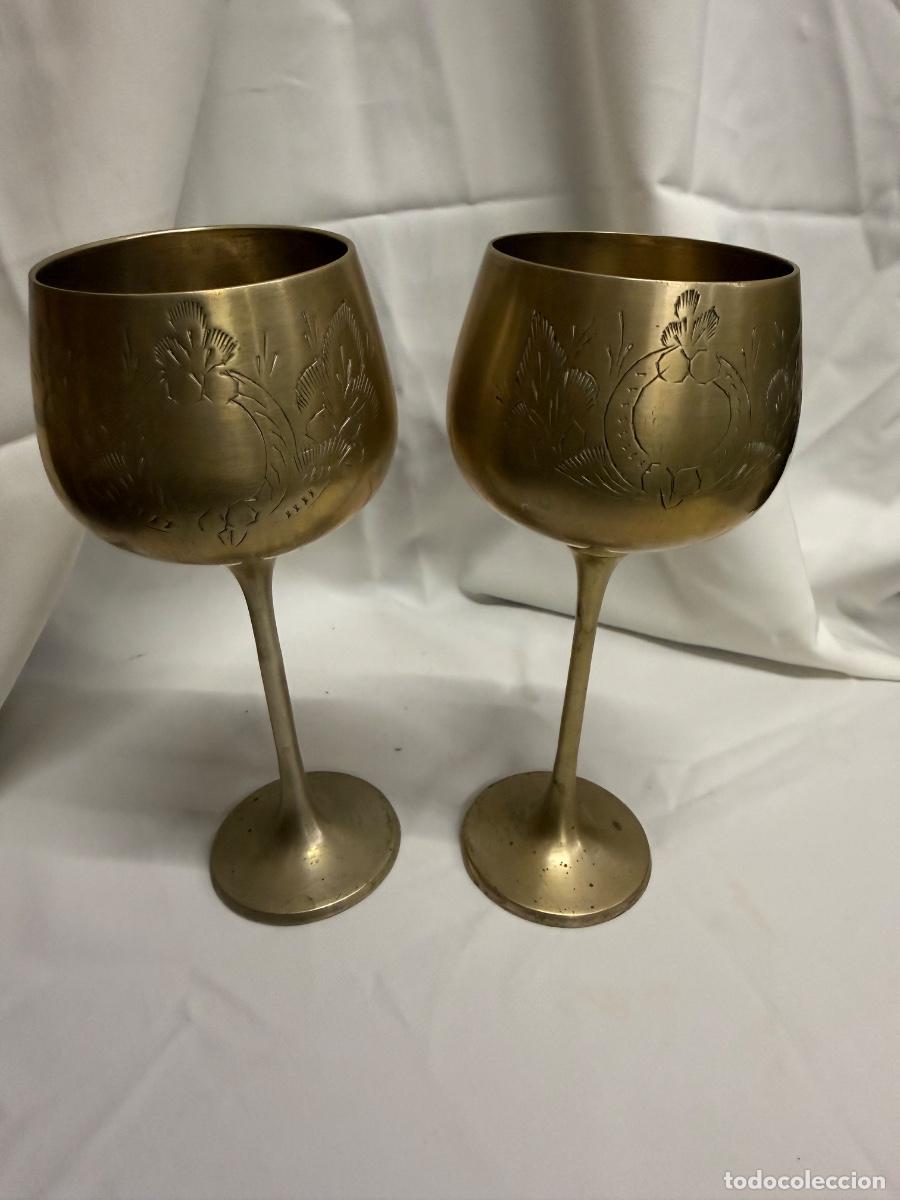 Antig&uuml;edades: Bonita pareja de copas metalicas en laton plateado. Requieren una limpieza. 18cms alto