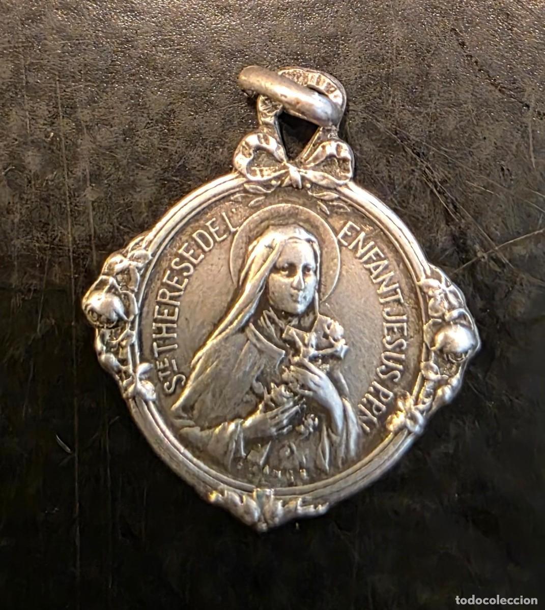 Antig&uuml;edades: Medalla vintage francesa Santa Teresa del Ni&ntilde;o Jes&uacute;s en plata de ley &ndash; 2 cm &ndash; reversible