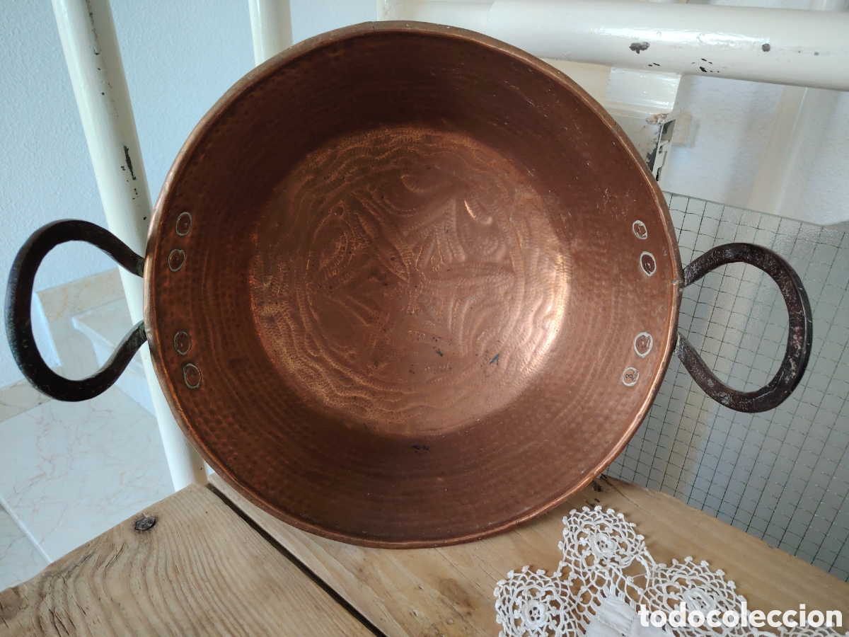 Antiques: Antigua caldera de cobre.
