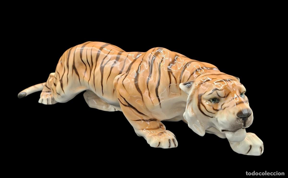 Antiguidades: Esplendida figura de Tigre en Porcelana Goldscheider de Viena firmada