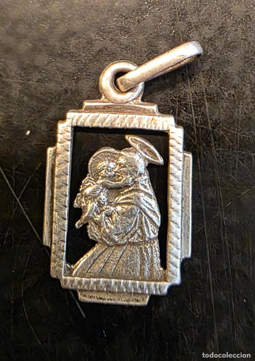 Antig&uuml;edades: Medalla antigua calada de San Antonio de Padua con Ni&ntilde;o Jes&uacute;s en plata de ley &ndash; 2 cm &ndash; punzonada