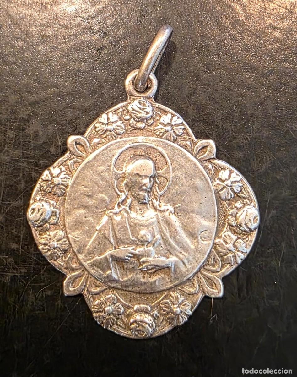 Antig&uuml;edades: Medalla antigua del Sagrado Coraz&oacute;n de Jes&uacute;s en plata de ley &ndash; 3 cm &ndash; gran orla floral en relieve