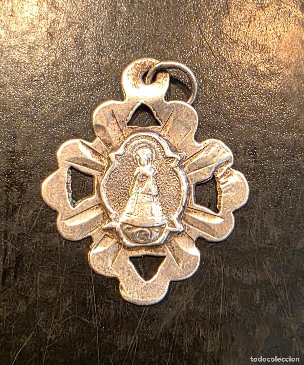 Antig&uuml;edades: Medalla antigua Virgen del Pilar en plata de ley &ndash; 2 cm &ndash; calada con orla geom&eacute;trica