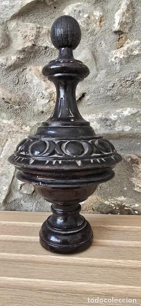 Antig&uuml;edades: Remate/pin&aacute;culo antiguo de madera tallada. Estilo isabelino de caoba del s. XIX. 24 cm altura. Leer.