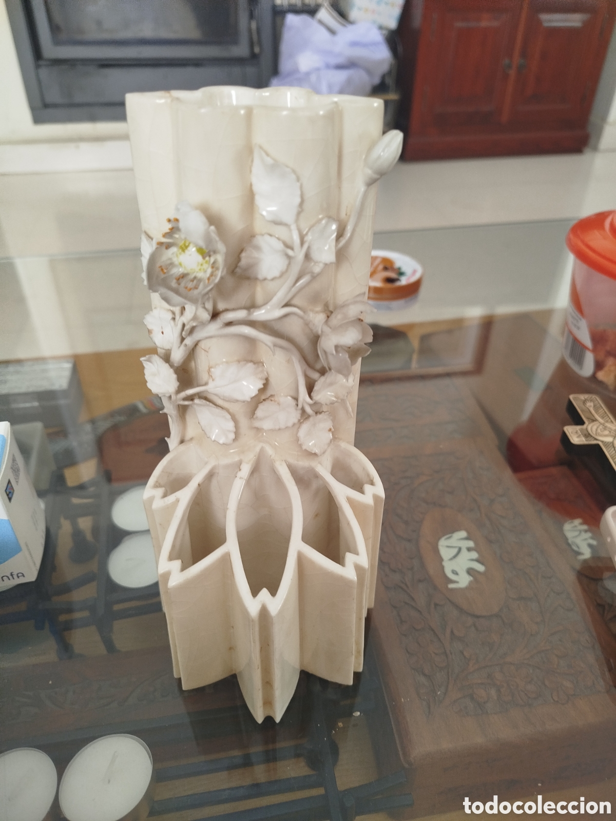 Antig&uuml;edades: Florero decorativo con delicados motivos florales