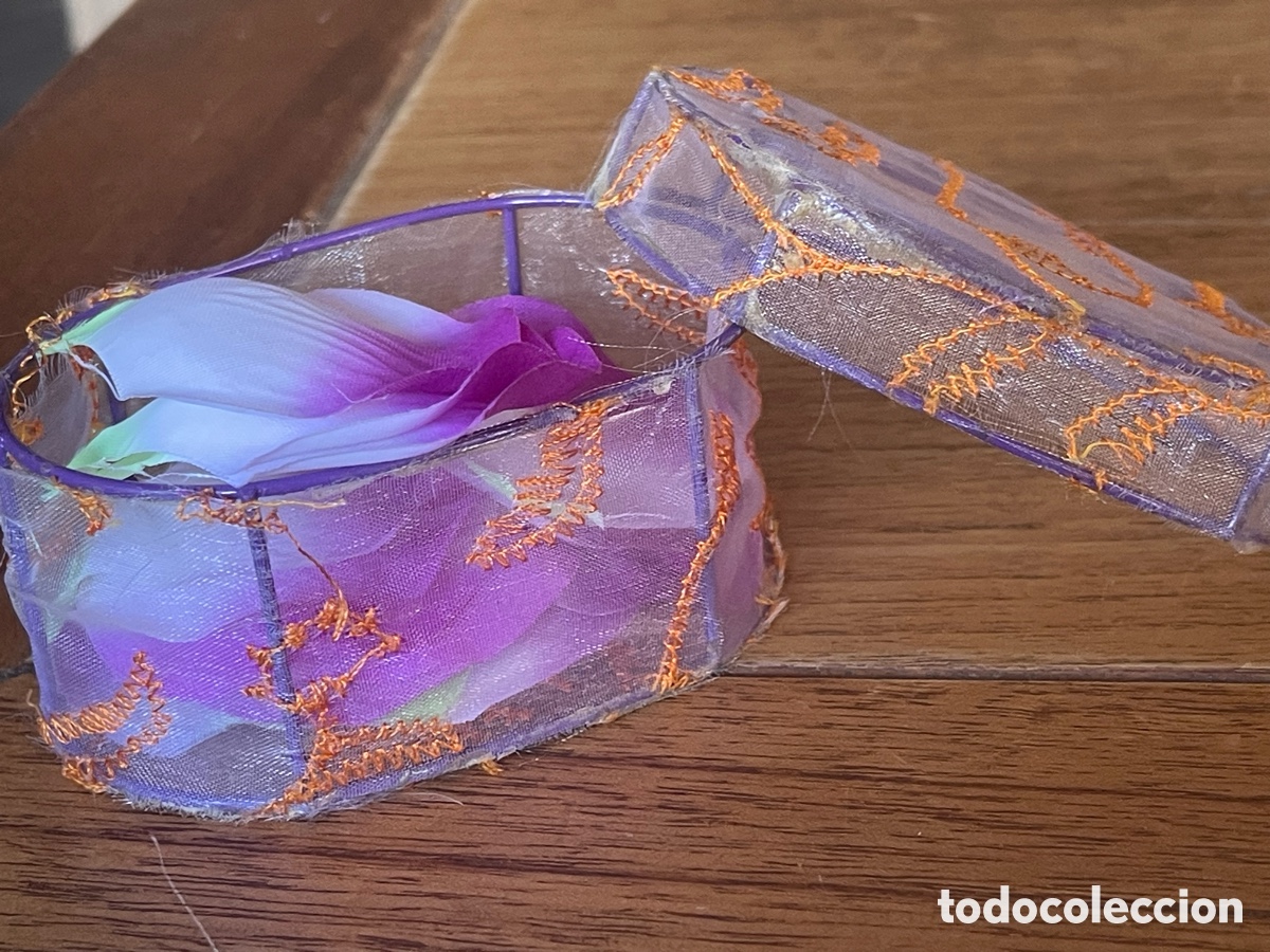Antig&uuml;edades: Caja de gasa y alambre con p&eacute;talos perfumados