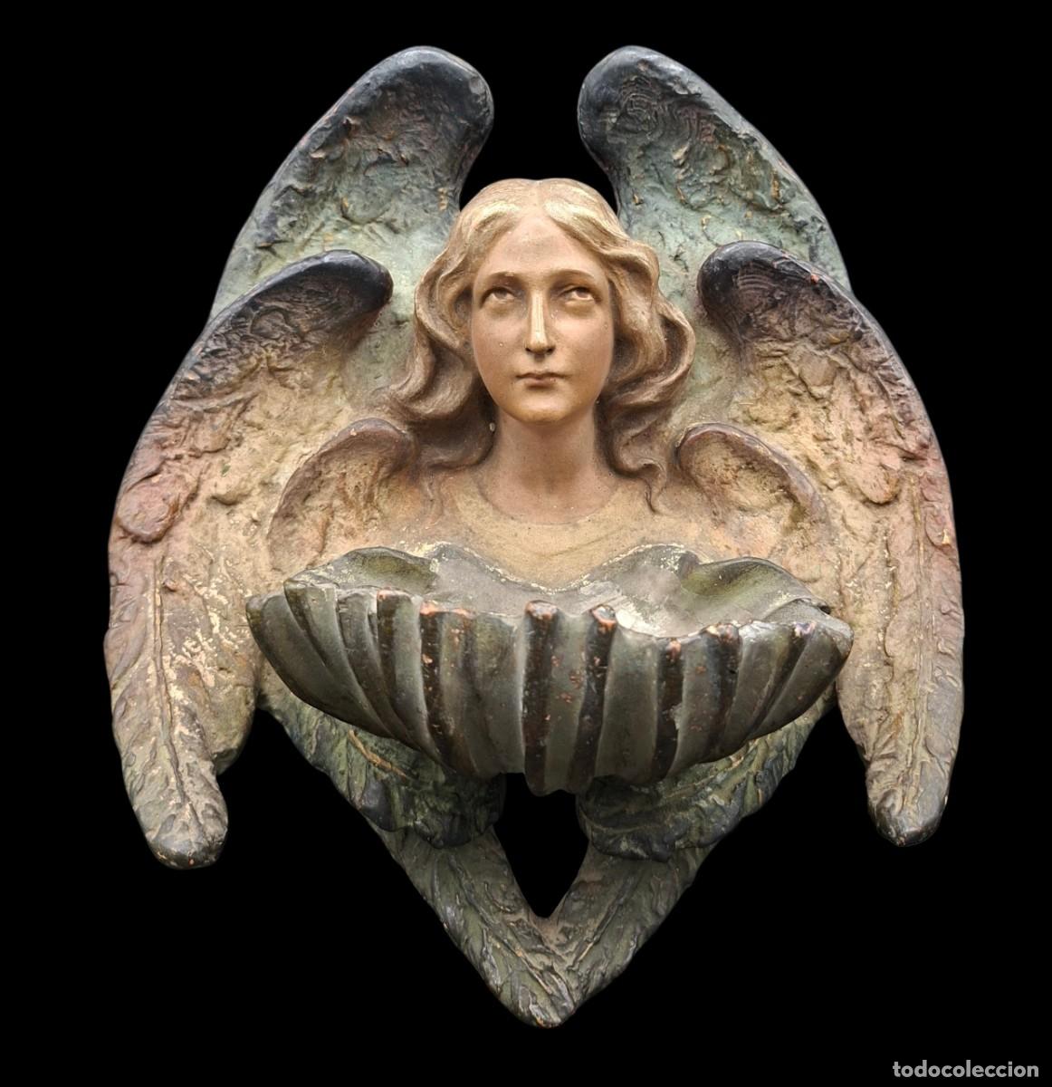 Antig&uuml;edades: Benditera en terracota modernista con angel alado sosteniendo una concha
