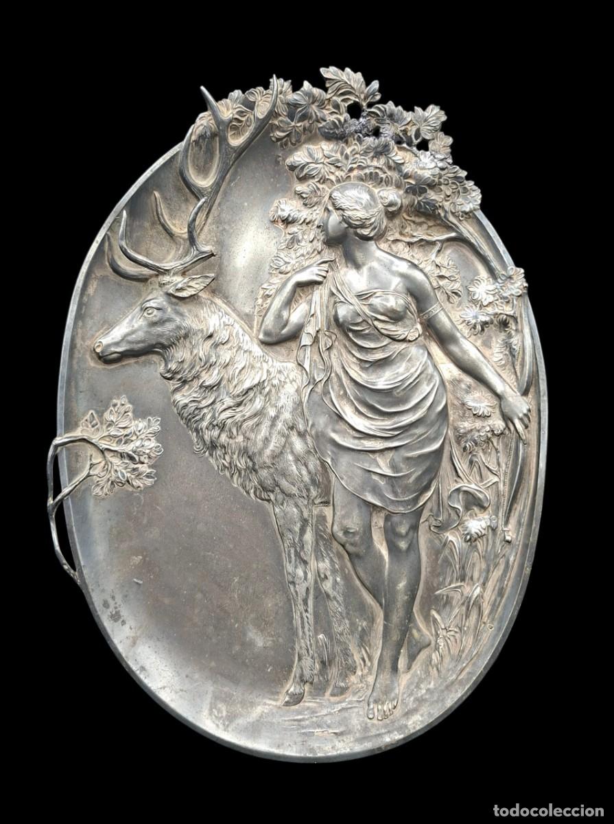 Antig&uuml;edades: Bandeja para colgar Art Nouveau de Diana Cazadora al estilo clasico