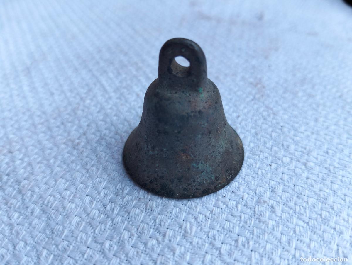 Antig&uuml;edades: Antigua campana campanita peque&ntilde;a de metal bronce lat&oacute;n circular de coller&oacute;n S.XIX