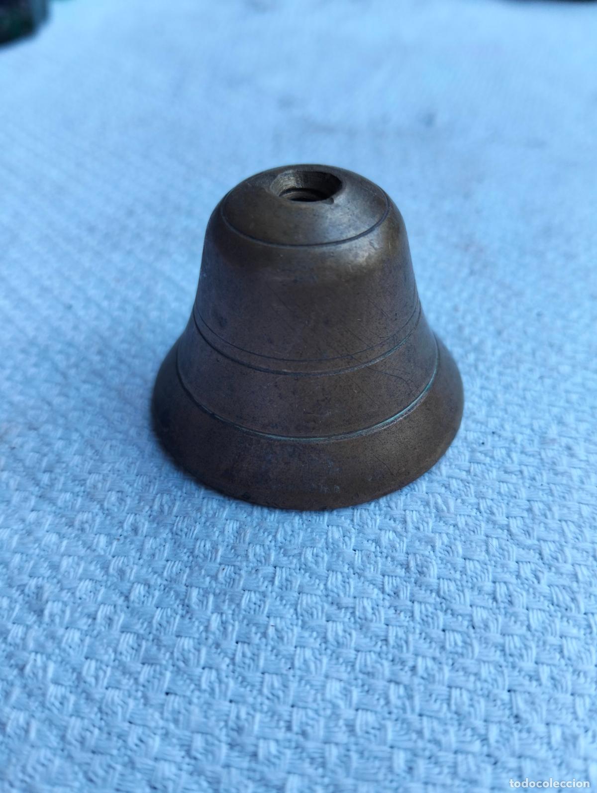 Antig&uuml;edades: Antigua campana campanita peque&ntilde;a de metal bronce dorado lat&oacute;n redonda circular S.XIX