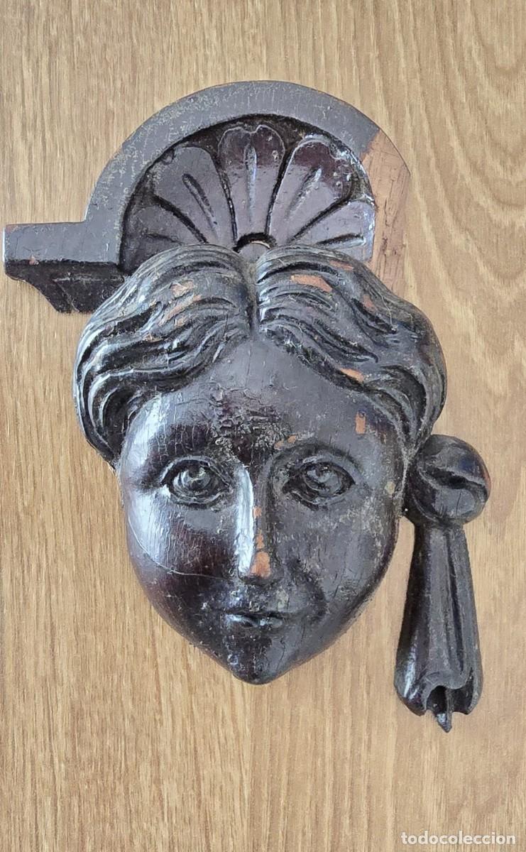 Antig&uuml;edades: ROSTRO FIGURATIVO de madera, antiguo remate de un aparador de caoba del s. XIX.