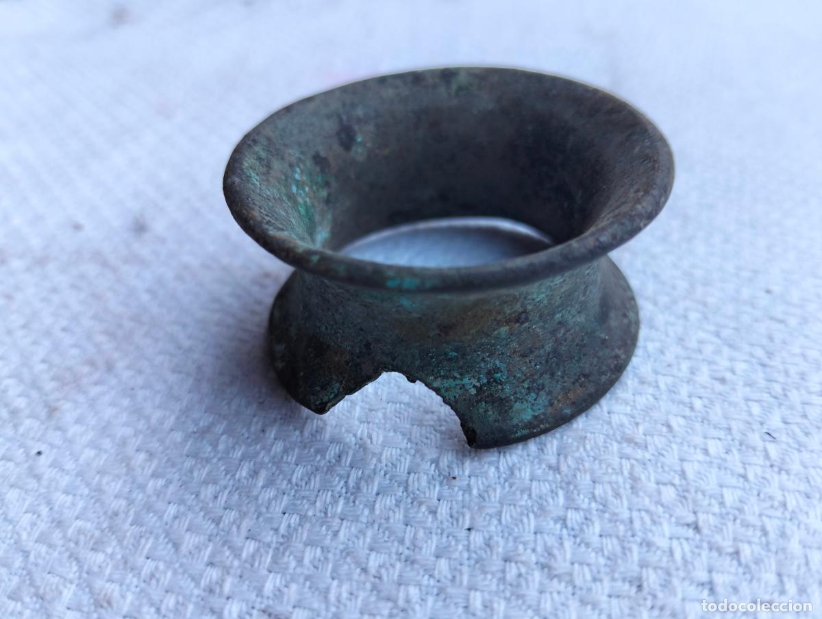 Antig&uuml;edades: Antiguo aro de metal bronce arete circular para pasar las cuerdas del carro por su interior S.XIX