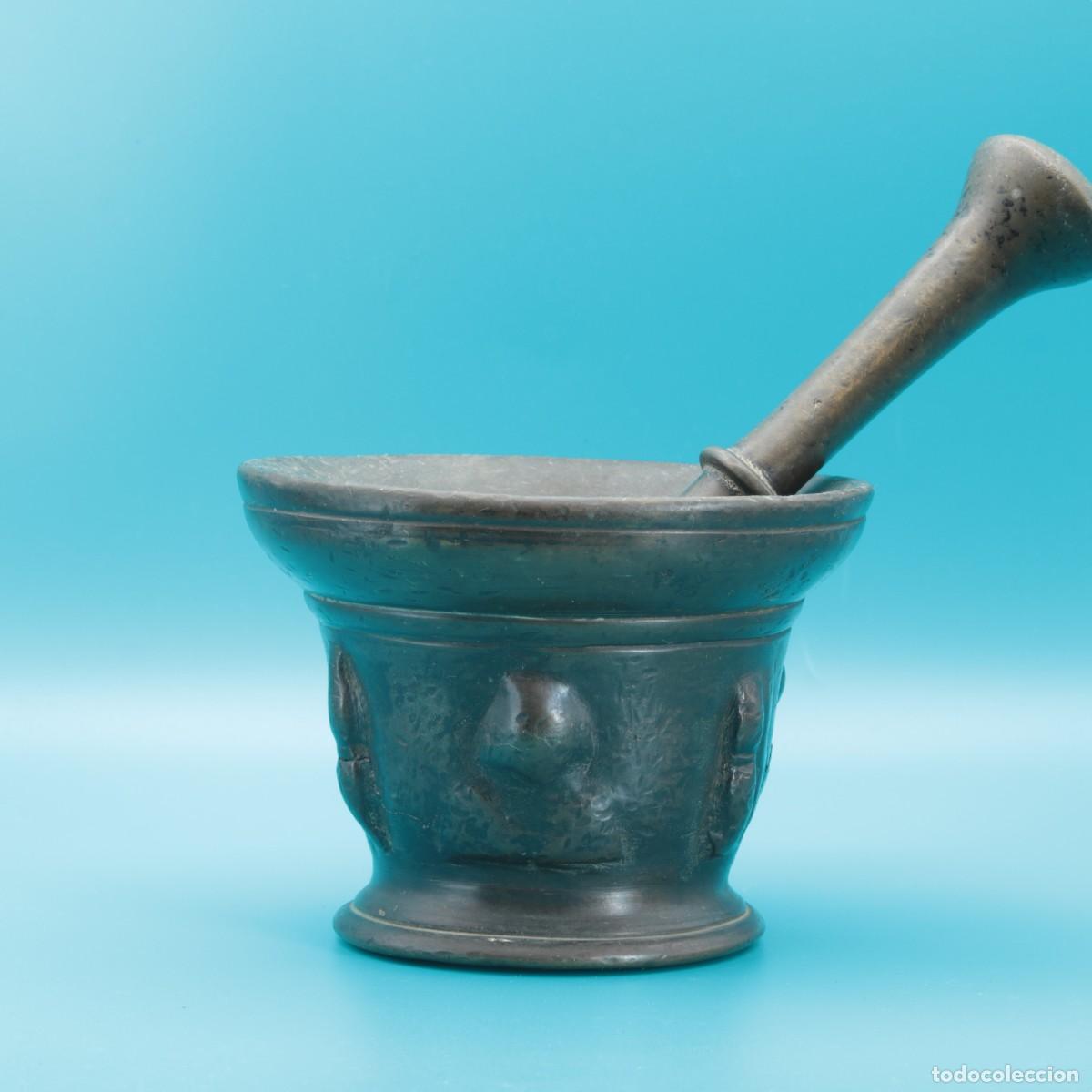 Antig&uuml;edades: Mortero almirez espa&ntilde;ol de bronce con maja &ndash; Siglo XVII