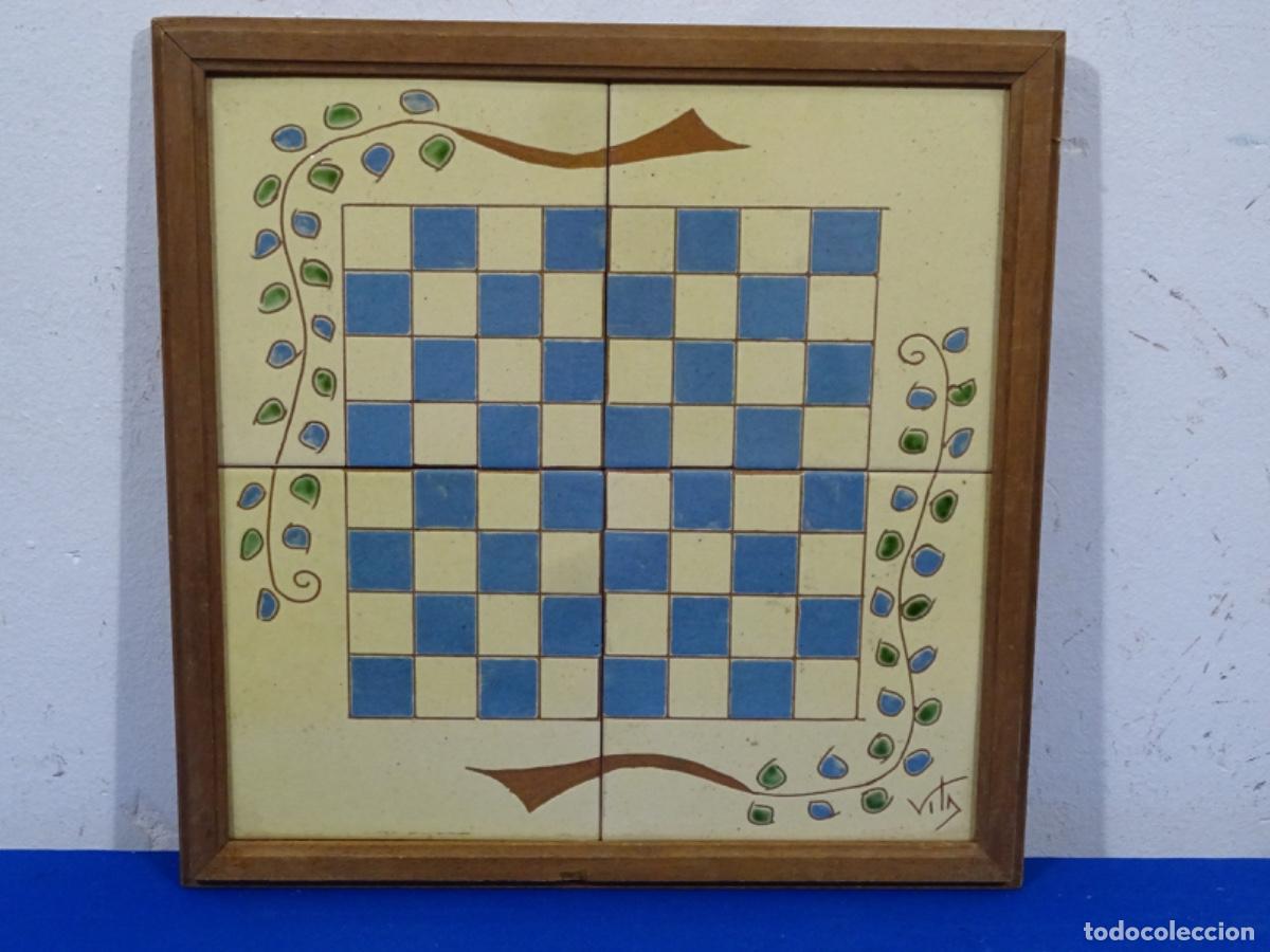 Antiquit&auml;ten: TABLERO DE AJEDREZ EN AZULEJOS PINTADOS A MANO. FIRMADO VILA.