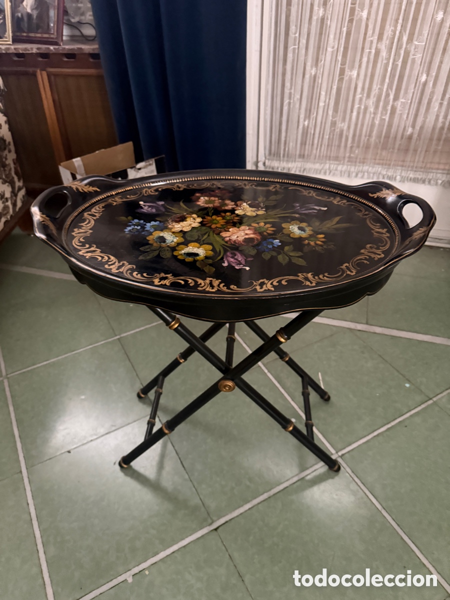 Antig&uuml;edades: Mesa auxiliar antigua de bandeja lacada negra con flores pintadas y pie plegable estilo bamb&uacute;