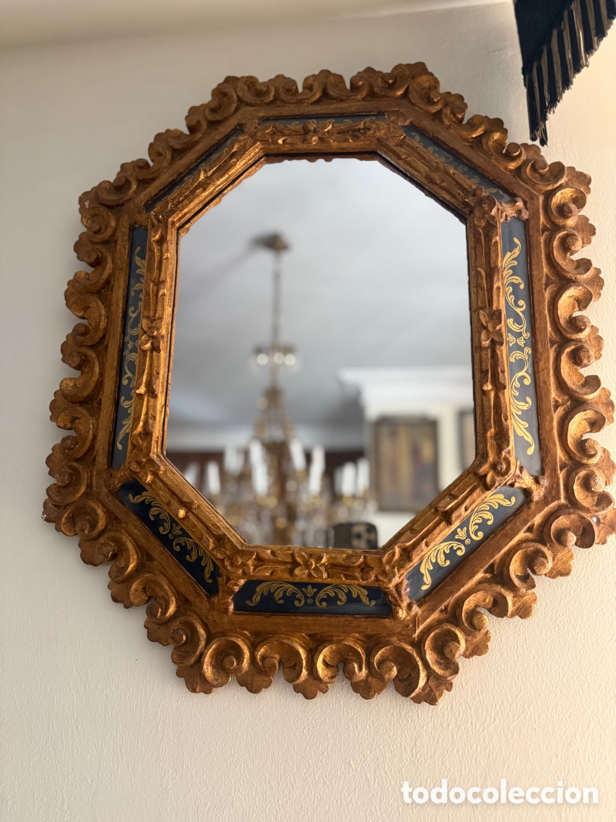 Antig&uuml;edades: Espejo antiguo octogonal dorado con decoraci&oacute;n sobre vidrio azul, c.1800