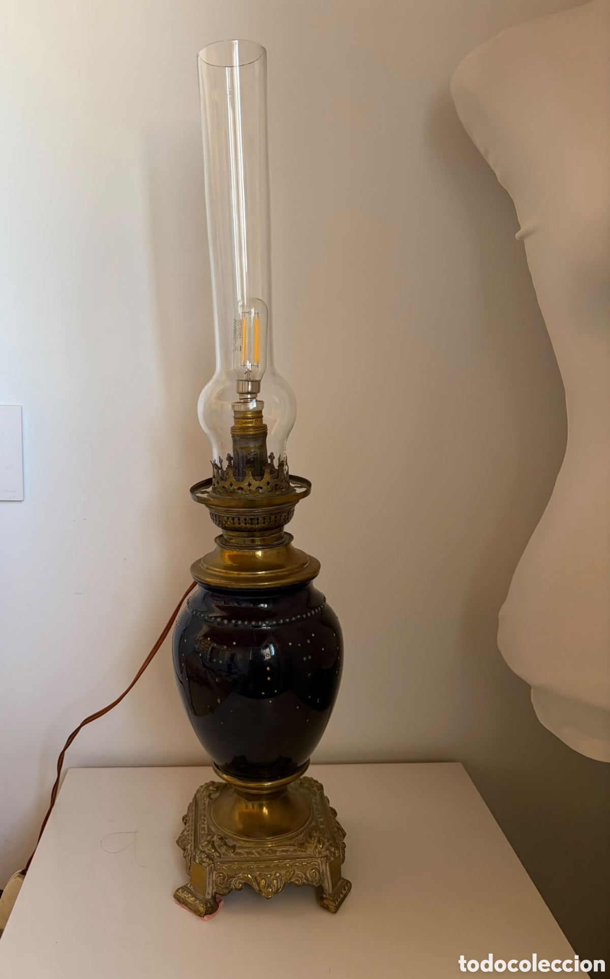 Antig&uuml;edades: Precioso quinqu&eacute; antiguo de sobremesa, posteriormente electrificado, de gran presencia y muy decorat